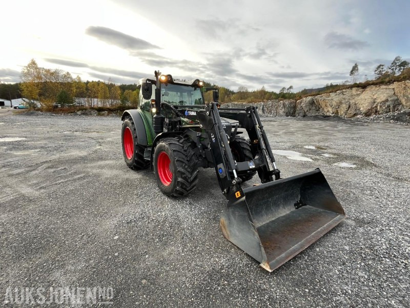 2021 Fendt 211 Vario med Trima frontlaster, hydraulisk toppstag, triangel og skuffe - Traktor: 4 kép. 2021 Fendt 211 Vario med Trima frontlaster, hydraulisk toppstag, triangel og skuffe - Traktor: 4 kép.