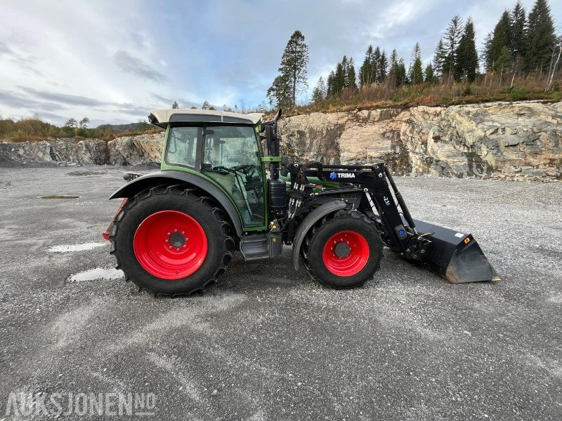 2021 Fendt 211 Vario med Trima frontlaster, hydraulisk toppstag, triangel og skuffe - Traktor: 3 kép. 2021 Fendt 211 Vario med Trima frontlaster, hydraulisk toppstag, triangel og skuffe - Traktor: 3 kép.