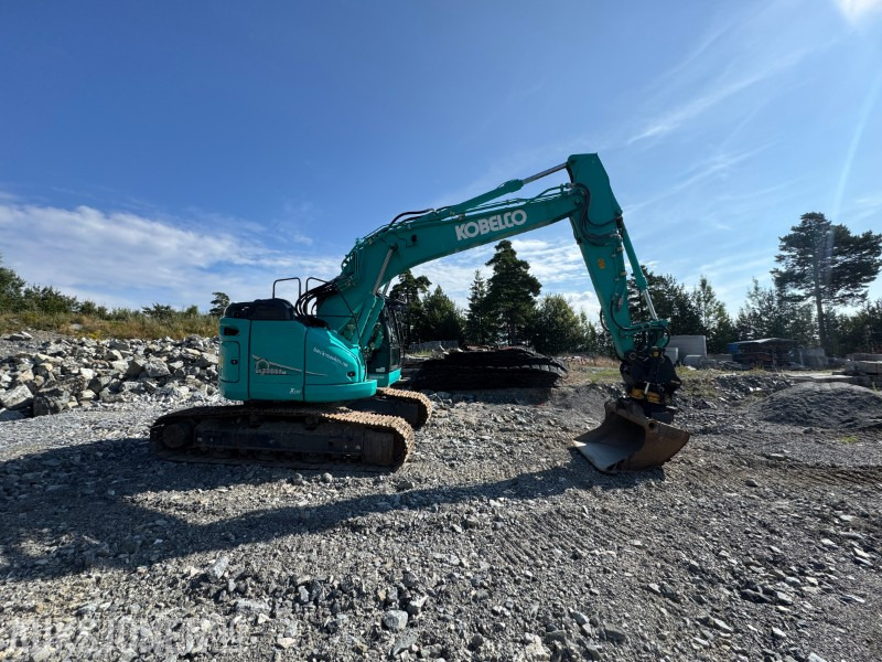 2021 Kobelco SK230SRLC-5E Gravemsakin - Beltegraver - Tiltrotator - GPS - 4 Skuffer - Klype - Kotrógép: 3 kép. 2021 Kobelco SK230SRLC-5E Gravemsakin - Beltegraver - Tiltrotator - GPS - 4 Skuffer - Klype - Kotrógép: 3 kép.