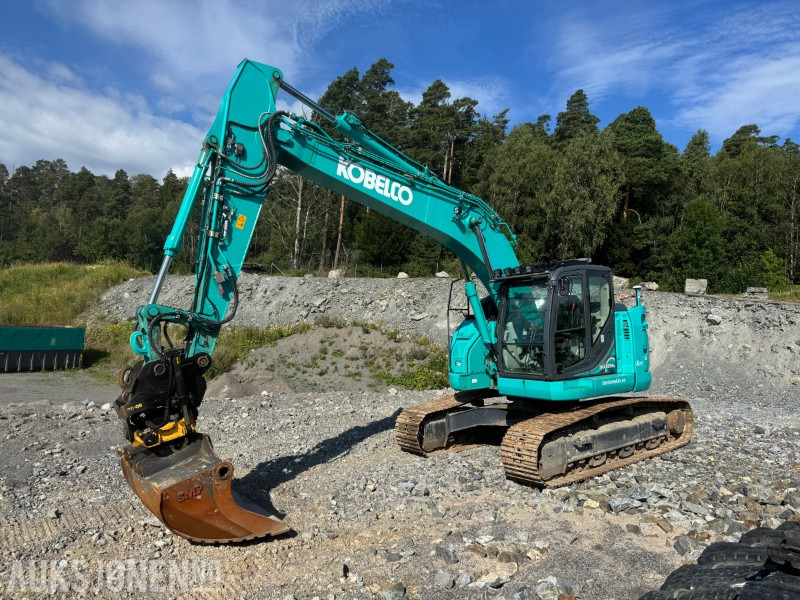 2021 Kobelco SK230SRLC-5E Gravemsakin - Beltegraver - Tiltrotator - GPS - 4 Skuffer - Klype - Kotrógép: 1 kép. 2021 Kobelco SK230SRLC-5E Gravemsakin - Beltegraver - Tiltrotator - GPS - 4 Skuffer - Klype - Kotrógép: 1 kép.