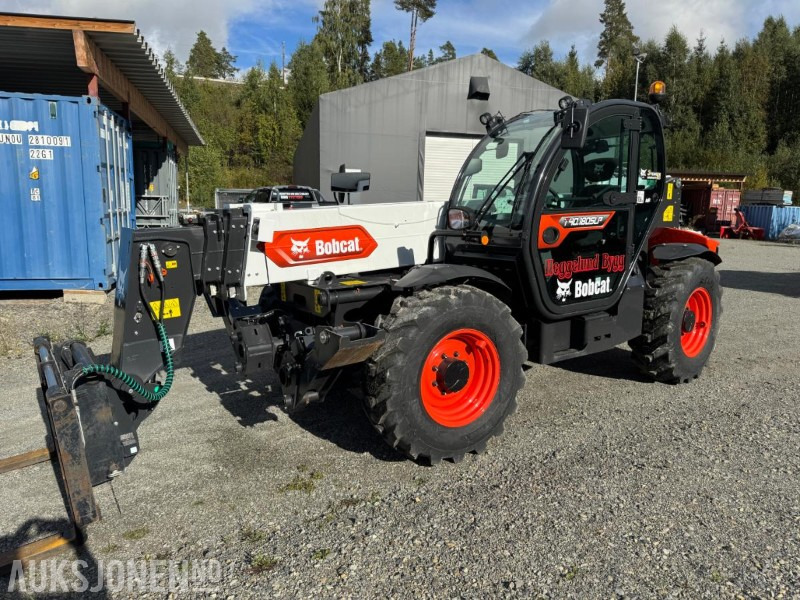 2022 Bobcat T40.180SLPRC teleskoplaster med skuffe og hydraulisk gafler - Teleszkópos rakodó: 2 kép. 2022 Bobcat T40.180SLPRC teleskoplaster med skuffe og hydraulisk gafler - Teleszkópos rakodó: 2 kép.