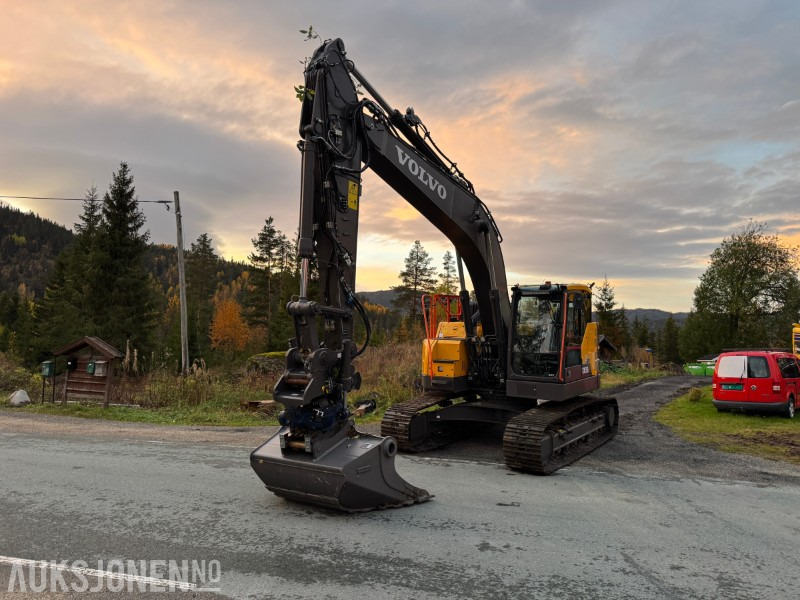 2022 Volvo ECR235EL gravemaskin – kun 15,8 timer – SMP tiltrotator, pusseskuffe og graveskuffe - Kotrógép: 2 kép. 2022 Volvo ECR235EL gravemaskin – kun 15,8 timer – SMP tiltrotator, pusseskuffe og graveskuffe - Kotrógép: 2 kép.