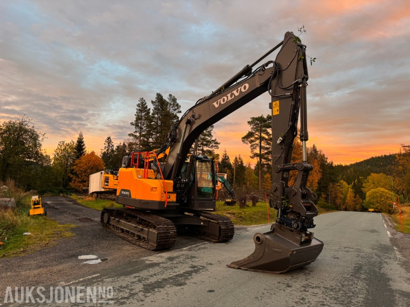2022 Volvo ECR235EL gravemaskin – kun 15,8 timer – SMP tiltrotator, pusseskuffe og graveskuffe - Kotrógép: 3 kép. 2022 Volvo ECR235EL gravemaskin – kun 15,8 timer – SMP tiltrotator, pusseskuffe og graveskuffe - Kotrógép: 3 kép.