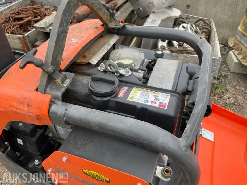 2023 Husqvarna LG 504 Vibroplate - Diesel - 470 kg. - 53 timer. - Henger: 4 kép. 2023 Husqvarna LG 504 Vibroplate - Diesel - 470 kg. - 53 timer. - Henger: 4 kép.