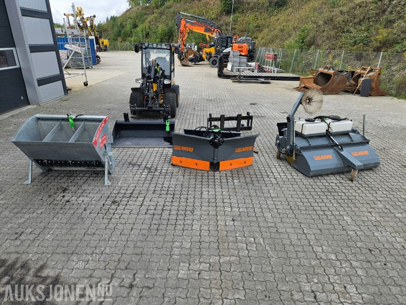 2023 JCB 403 plus kost med oppsamler, strøkasse, vikeplog ++ - Gumikerekes homlokrakodó: 1 kép. 2023 JCB 403 plus kost med oppsamler, strøkasse, vikeplog ++ - Gumikerekes homlokrakodó: 1 kép.
