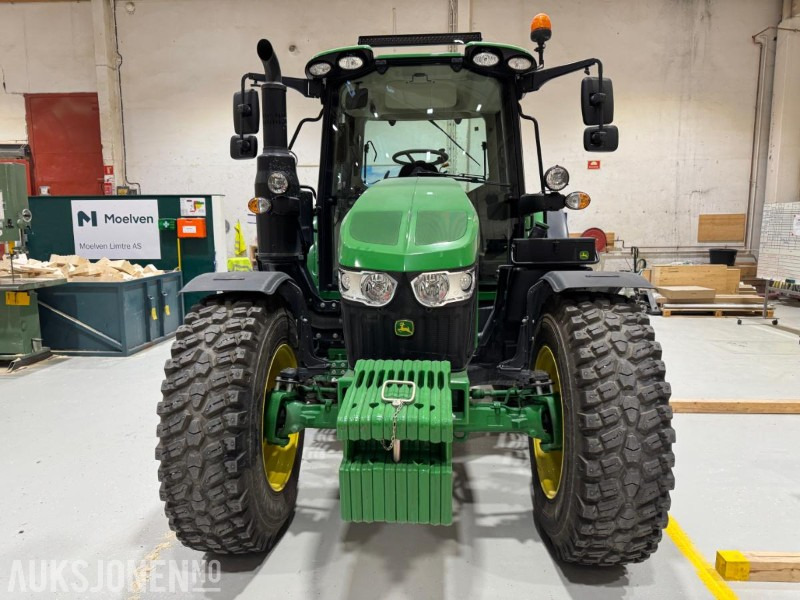 2023 John Deere 6100M TRAKTOR MED 2 SETT HJUL, KUN 1543 TIMER - Traktor: 2 kép. 2023 John Deere 6100M TRAKTOR MED 2 SETT HJUL, KUN 1543 TIMER - Traktor: 2 kép.