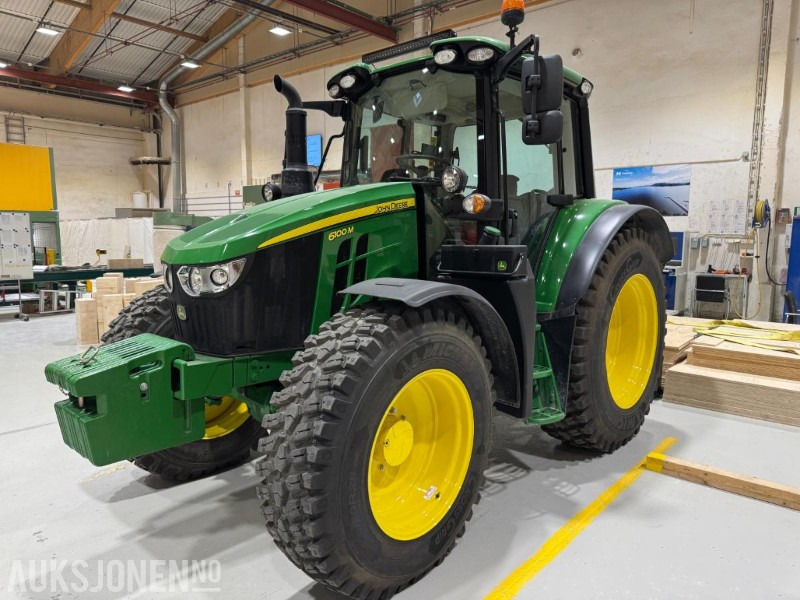 2023 John Deere 6100M TRAKTOR MED 2 SETT HJUL, KUN 1543 TIMER - Traktor: 1 kép. 2023 John Deere 6100M TRAKTOR MED 2 SETT HJUL, KUN 1543 TIMER - Traktor: 1 kép.