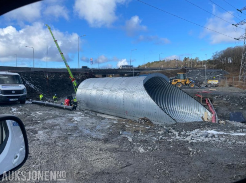 2023 Kulvert/gangtunnel undergang for kryssing av vei eller jernbane - Ligger nå demontert. - Építőipari berendezések: 2 kép. 2023 Kulvert/gangtunnel undergang for kryssing av vei eller jernbane - Ligger nå demontert. - Építőipari berendezések: 2 kép.