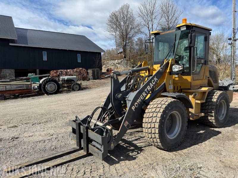 2023 Powertrack L45 hjullaster / 132 timer - Gumikerekes homlokrakodó: 2 kép. 2023 Powertrack L45 hjullaster / 132 timer - Gumikerekes homlokrakodó: 2 kép.