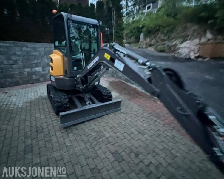 2023 Volvo ECR25D minigraver 9,5 time med NYTT utstyr pigghammer 3 skuffer og smørepistol - Minikotró: 3 kép. 2023 Volvo ECR25D minigraver 9,5 time med NYTT utstyr pigghammer 3 skuffer og smørepistol - Minikotró: 3 kép.