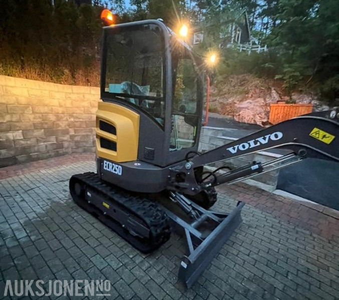 2023 Volvo ECR25D minigraver 9,5 time med NYTT utstyr pigghammer 3 skuffer og smørepistol - Minikotró: 4 kép. 2023 Volvo ECR25D minigraver 9,5 time med NYTT utstyr pigghammer 3 skuffer og smørepistol - Minikotró: 4 kép.