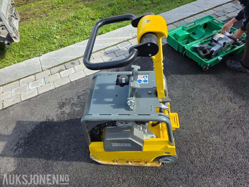 2023 Wacker Neuson DPU3750 Vibroplate 265kg - 4,2kW - 40 arbeidstimer - Henger: 2 kép. 2023 Wacker Neuson DPU3750 Vibroplate 265kg - 4,2kW - 40 arbeidstimer - Henger: 2 kép.
