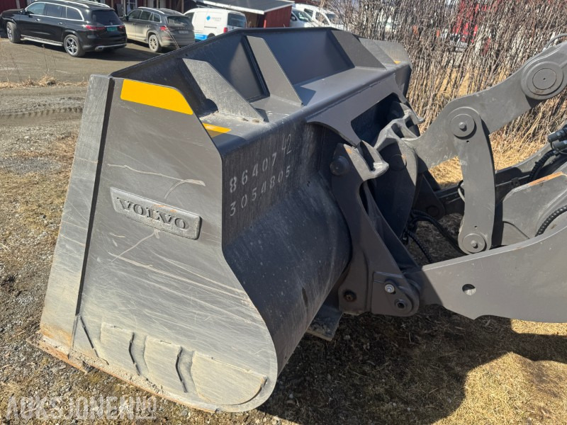 2024 Volvo L70H2 HJULLASTER MED SKUFFE, SETRALSMØRING, VEKT +++KUN 400 TIMER - Gumikerekes homlokrakodó: 4 kép. 2024 Volvo L70H2 HJULLASTER MED SKUFFE, SETRALSMØRING, VEKT +++KUN 400 TIMER - Gumikerekes homlokrakodó: 4 kép.