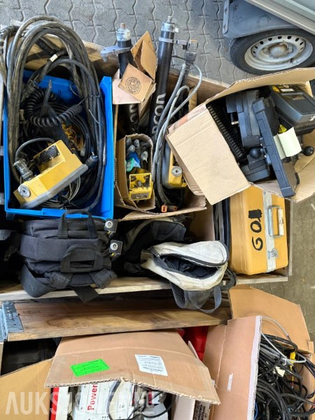 3 Paller med diverse gps utstyr - Építőipari berendezések: 4 kép. 3 Paller med diverse gps utstyr - Építőipari berendezések: 4 kép.