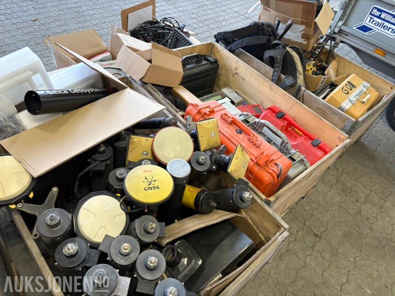 3 Paller med diverse gps utstyr - Építőipari berendezések: 1 kép. 3 Paller med diverse gps utstyr - Építőipari berendezések: 1 kép.
