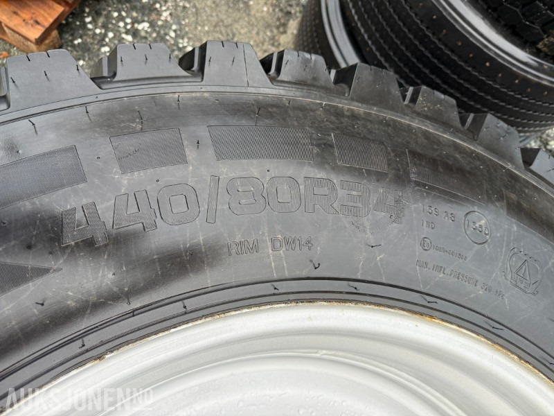 4 stk traktordekk med pigg stått på New Holland T5060 - Traktor: 2 kép. 4 stk traktordekk med pigg stått på New Holland T5060 - Traktor: 2 kép.