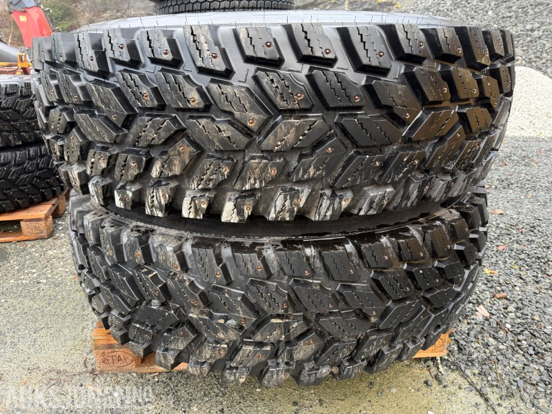 4 stk traktordekk med pigg stått på New Holland T5060 - Traktor: 1 kép. 4 stk traktordekk med pigg stått på New Holland T5060 - Traktor: 1 kép.