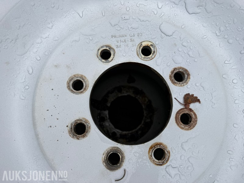 4 stk traktordekk med pigg stått på New Holland T5060 - Traktor: 4 kép. 4 stk traktordekk med pigg stått på New Holland T5060 - Traktor: 4 kép.