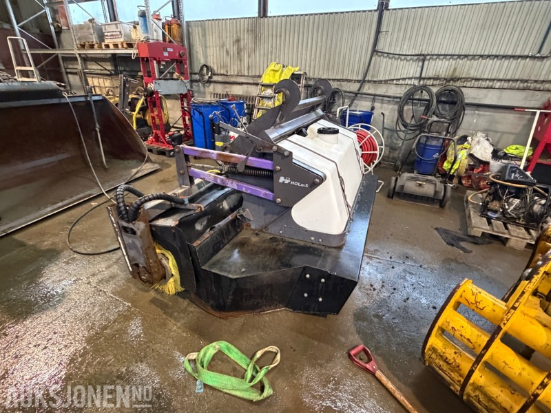 2015 Holms Feiemaskin m/ Oppsamler – Vannsystem – Kantbørste 2,6 m - Adapterek - Építőipari gépek: 3 kép. 2015 Holms Feiemaskin m/ Oppsamler – Vannsystem – Kantbørste 2,6 m - Adapterek - Építőipari gépek: 3 kép.