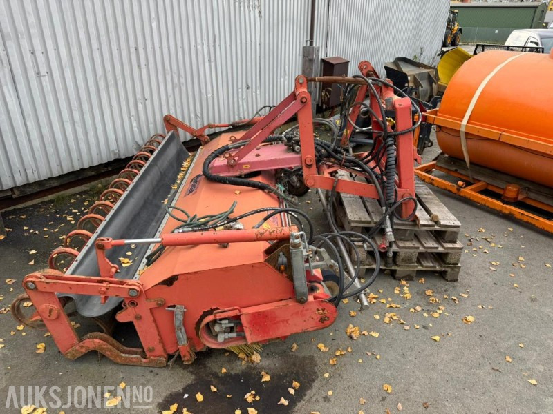 Komplett feie- og vaskeutstyr for traktor, hjullaster eller redskapsbærer. - Adapterek - Építőipari gépek: 3 kép. Komplett feie- og vaskeutstyr for traktor, hjullaster eller redskapsbærer. - Adapterek - Építőipari gépek: 3 kép.