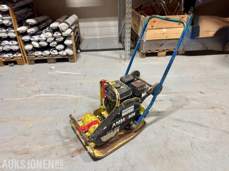 Ammann AVP 1850 – Vibroplate - Építőipari berendezések: 1 kép. Ammann AVP 1850 – Vibroplate - Építőipari berendezések: 1 kép.