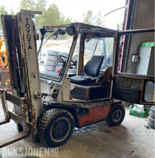 1980 Toyota Truck reparasjonsobjekt - Anyagmozgató gép: 4 kép. 1980 Toyota Truck reparasjonsobjekt - Anyagmozgató gép: 4 kép.