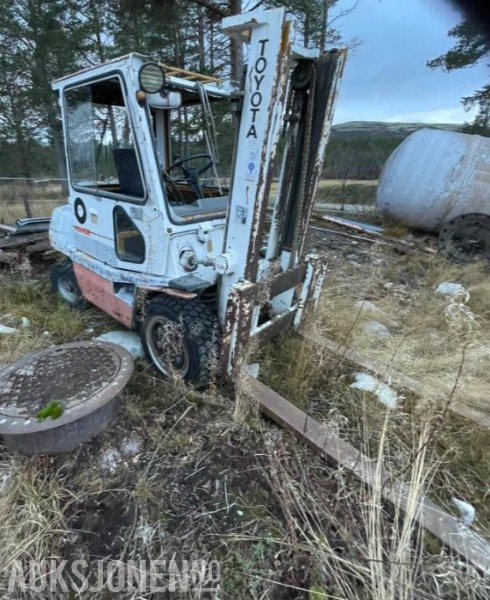 1980 Toyota Truck reparasjonsobjekt - Anyagmozgató gép: 5 kép. 1980 Toyota Truck reparasjonsobjekt - Anyagmozgató gép: 5 kép.