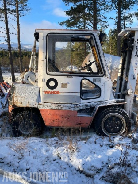 1980 Toyota Truck reparasjonsobjekt - Anyagmozgató gép: 2 kép. 1980 Toyota Truck reparasjonsobjekt - Anyagmozgató gép: 2 kép.