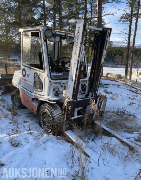 1980 Toyota Truck reparasjonsobjekt - Anyagmozgató gép: 1 kép. 1980 Toyota Truck reparasjonsobjekt - Anyagmozgató gép: 1 kép.