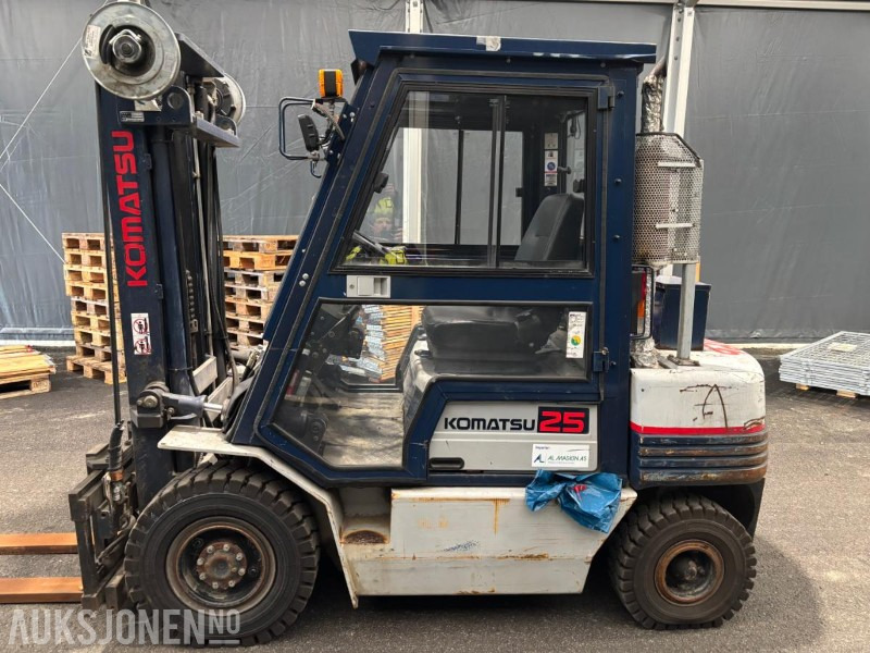 1993 Komatsu FD25T-11E dieseltruck - Anyagmozgató gép: 2 kép. 1993 Komatsu FD25T-11E dieseltruck - Anyagmozgató gép: 2 kép.