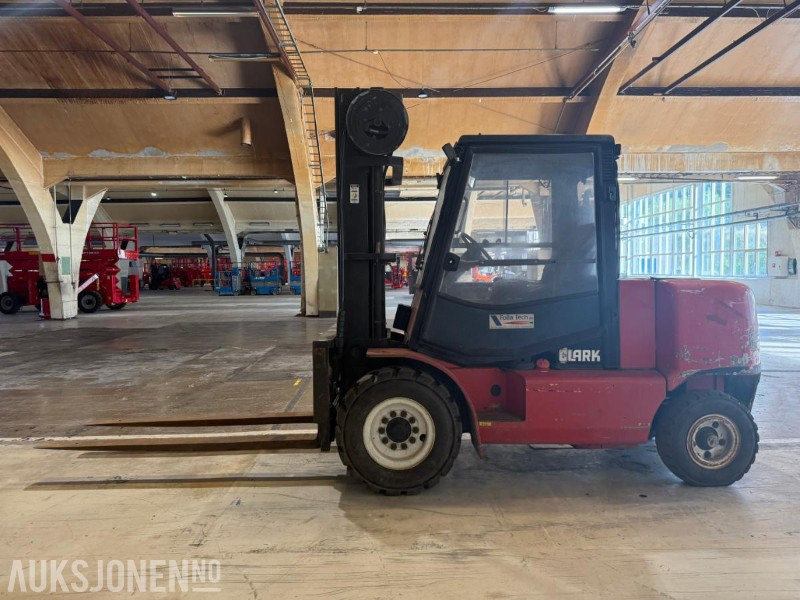1998 Clark CDP50S gaffeltruck. - Anyagmozgató gép: 4 kép. 1998 Clark CDP50S gaffeltruck. - Anyagmozgató gép: 4 kép.