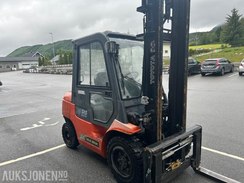 2004 Toyota 62-7FDF30 - Diesel truck - Nylig sertifisert - Anyagmozgató gép: 3 kép. 2004 Toyota 62-7FDF30 - Diesel truck - Nylig sertifisert - Anyagmozgató gép: 3 kép.
