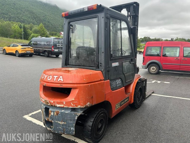 2004 Toyota 62-7FDF30 - Diesel truck - Nylig sertifisert - Anyagmozgató gép: 4 kép. 2004 Toyota 62-7FDF30 - Diesel truck - Nylig sertifisert - Anyagmozgató gép: 4 kép.