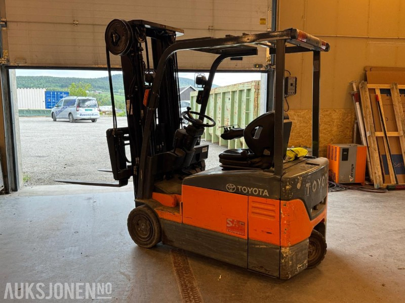 2005 Toyota 7FBEF15 gaffeltruck / 5 meter løftehøyde - Anyagmozgató gép: 2 kép. 2005 Toyota 7FBEF15 gaffeltruck / 5 meter løftehøyde - Anyagmozgató gép: 2 kép.