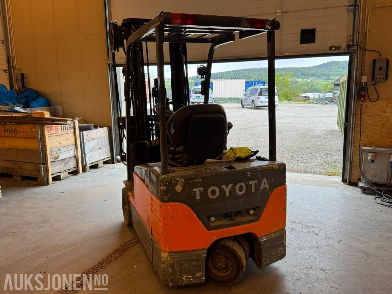 2005 Toyota 7FBEF15 gaffeltruck / 5 meter løftehøyde - Anyagmozgató gép: 3 kép. 2005 Toyota 7FBEF15 gaffeltruck / 5 meter løftehøyde - Anyagmozgató gép: 3 kép.
