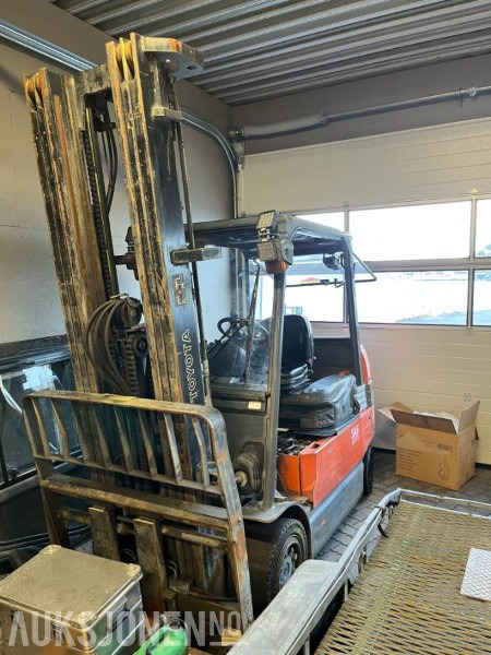2007 Toyota 7FBMF35 3.5 tonn 5.5 meter løftehøyde Reparasjonsobjekt - Anyagmozgató gép: 2 kép. 2007 Toyota 7FBMF35 3.5 tonn 5.5 meter løftehøyde Reparasjonsobjekt - Anyagmozgató gép: 2 kép.