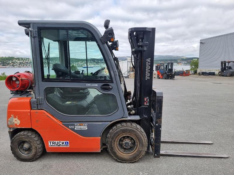2010 Toyota 2010 Toyota 02-8FGF25 - 2,5 tonns propantruck - 4,7 m løftehøyde - Anyagmozgató gép: 2 kép. 2010 Toyota 2010 Toyota 02-8FGF25 - 2,5 tonns propantruck - 4,7 m løftehøyde - Anyagmozgató gép: 2 kép.