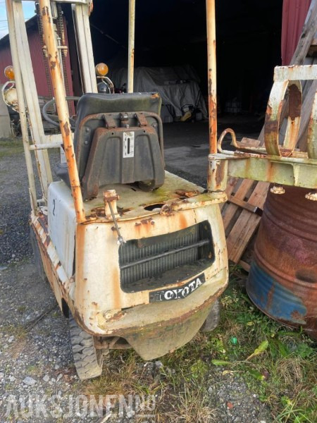 Gasstruck - Toyota Truck - Anyagmozgató gép: 4 kép. Gasstruck - Toyota Truck - Anyagmozgató gép: 4 kép.