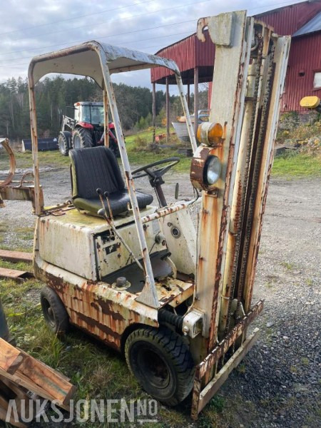 Gasstruck - Toyota Truck - Anyagmozgató gép: 2 kép. Gasstruck - Toyota Truck - Anyagmozgató gép: 2 kép.