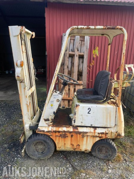 Gasstruck - Toyota Truck - Anyagmozgató gép: 1 kép. Gasstruck - Toyota Truck - Anyagmozgató gép: 1 kép.