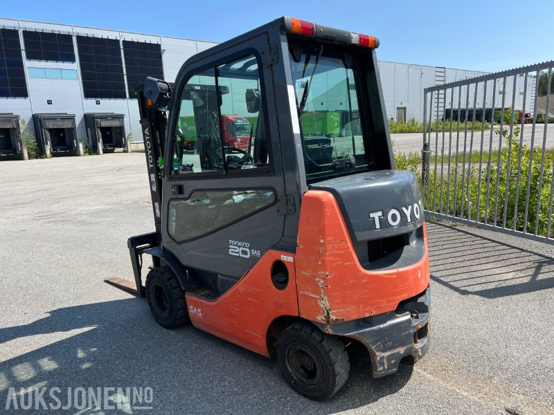 Toyota Tonero 8FDKF20 - Anyagmozgató gép: 3 kép. Toyota Tonero 8FDKF20 - Anyagmozgató gép: 3 kép.