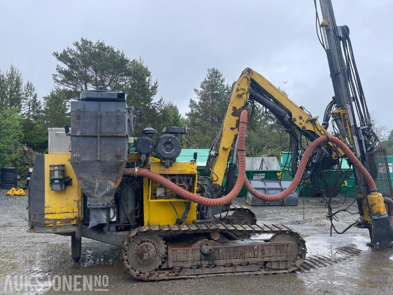 Atlas Copco ROC D3-03 borerigg med COP 1838LE borhammer støvsuger og vinsj - Fúrógép: 3 kép. Atlas Copco ROC D3-03 borerigg med COP 1838LE borhammer støvsuger og vinsj - Fúrógép: 3 kép.