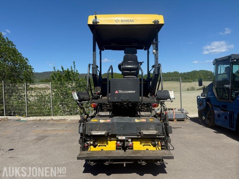 Bomag BF 300 P-2 Asfaltlegger - 54,6 kW - med 25cm utvidersett til screed og ekstra screedplatesett - Építőipari berendezések: 4 kép. Bomag BF 300 P-2 Asfaltlegger - 54,6 kW - med 25cm utvidersett til screed og ekstra screedplatesett - Építőipari berendezések: 4 kép.