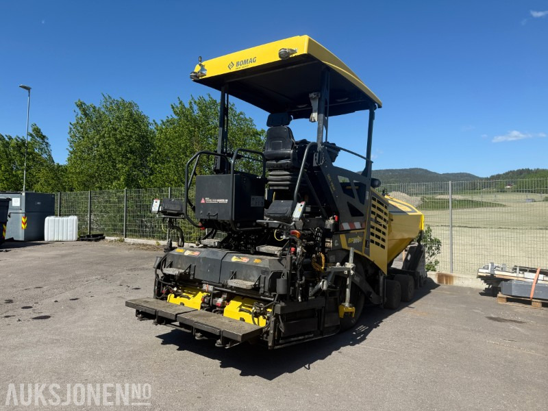 Bomag BF 300 P-2 Asfaltlegger - 54,6 kW - med 25cm utvidersett til screed og ekstra screedplatesett - Építőipari berendezések: 5 kép. Bomag BF 300 P-2 Asfaltlegger - 54,6 kW - med 25cm utvidersett til screed og ekstra screedplatesett - Építőipari berendezések: 5 kép.