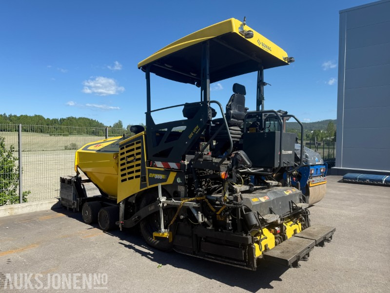 Bomag BF 300 P-2 Asfaltlegger - 54,6 kW - med 25cm utvidersett til screed og ekstra screedplatesett - Építőipari berendezések: 3 kép. Bomag BF 300 P-2 Asfaltlegger - 54,6 kW - med 25cm utvidersett til screed og ekstra screedplatesett - Építőipari berendezések: 3 kép.