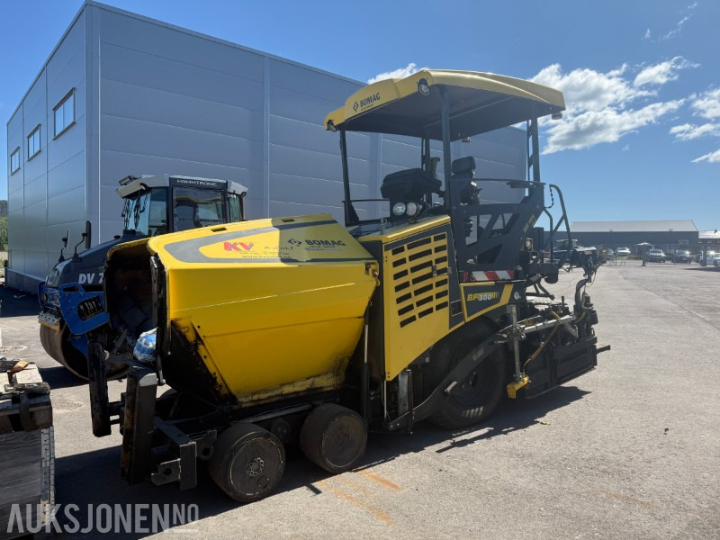 Bomag BF 300 P-2 Asfaltlegger - 54,6 kW - med 25cm utvidersett til screed og ekstra screedplatesett - Építőipari berendezések: 1 kép. Bomag BF 300 P-2 Asfaltlegger - 54,6 kW - med 25cm utvidersett til screed og ekstra screedplatesett - Építőipari berendezések: 1 kép.