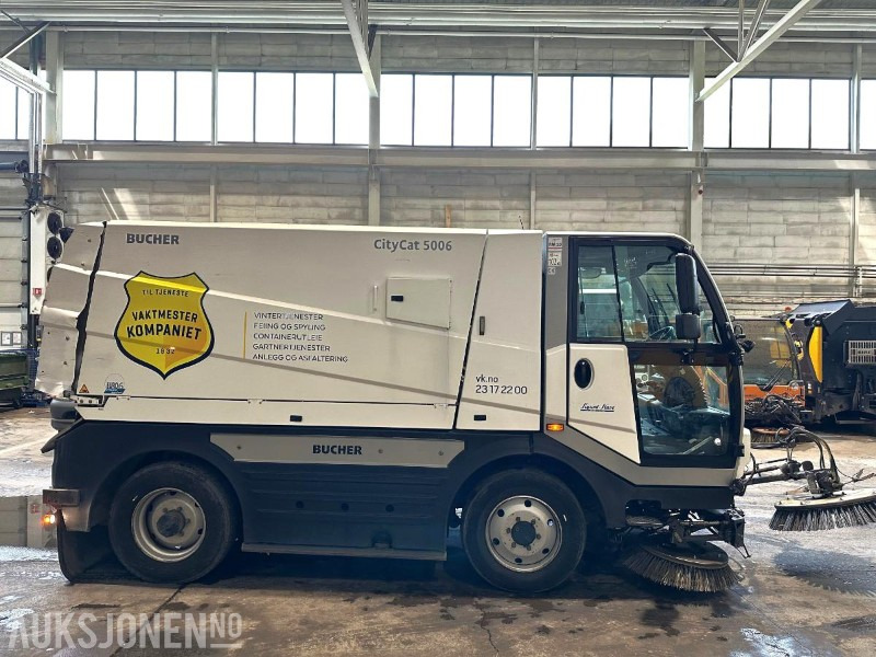Bucher CityCat 5006 feiemaskin - 160 hk Iveco | Euro 6 | joystick | 4-hjulsstyring | høytrykk - Építőipari berendezések: 4 kép. Bucher CityCat 5006 feiemaskin - 160 hk Iveco | Euro 6 | joystick | 4-hjulsstyring | høytrykk - Építőipari berendezések: 4 kép.