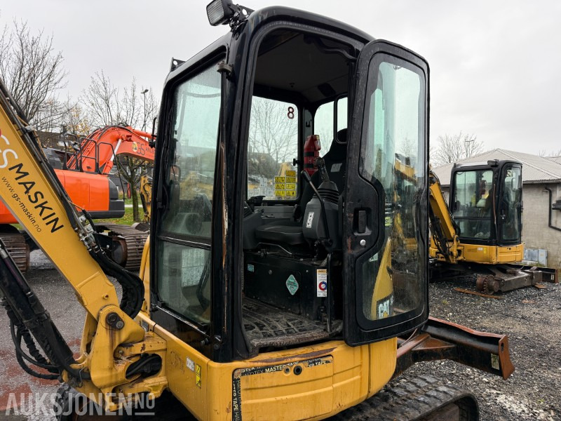 Cat 303.5E - Minigraver - SMP hurtigfeste S40 - SMP graveskuff + smalskuff - 7204 timer - Minikotró: 2 kép. Cat 303.5E - Minigraver - SMP hurtigfeste S40 - SMP graveskuff + smalskuff - 7204 timer - Minikotró: 2 kép.