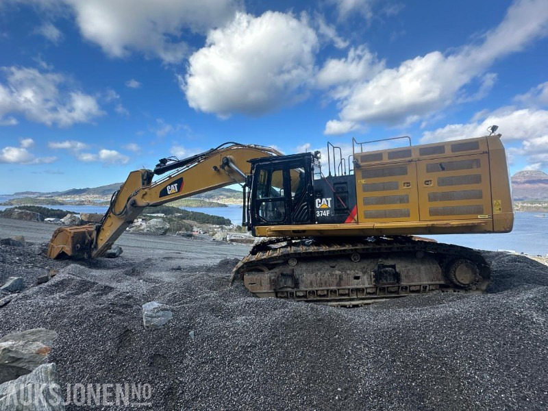 Cat 374F Beltegraver - Sentralsmøring - Ryggekamera - Graveskuff - Kotrógép: 3 kép. Cat 374F Beltegraver - Sentralsmøring - Ryggekamera - Graveskuff - Kotrógép: 3 kép.