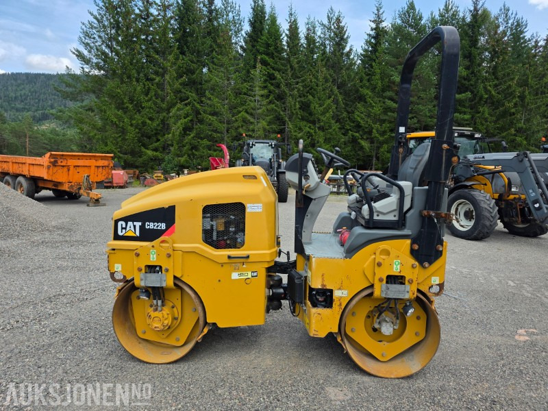 Cat CB22B Tandemvals - 2223 Arbeidstimer - 2490kg - Henger: 2 kép. Cat CB22B Tandemvals - 2223 Arbeidstimer - 2490kg - Henger: 2 kép.